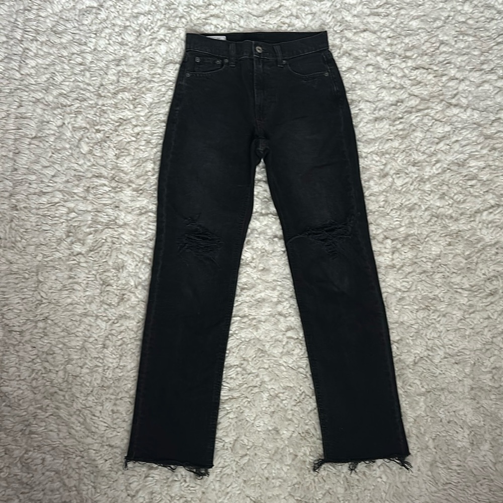 Gap cheeky straight leg high rise jeans size 00 with ripped knees.
